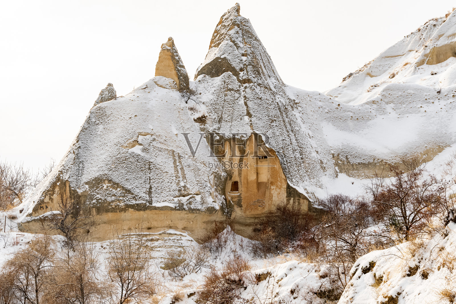 卡帕多西亚冬天的仙女烟囱照片摄影图片