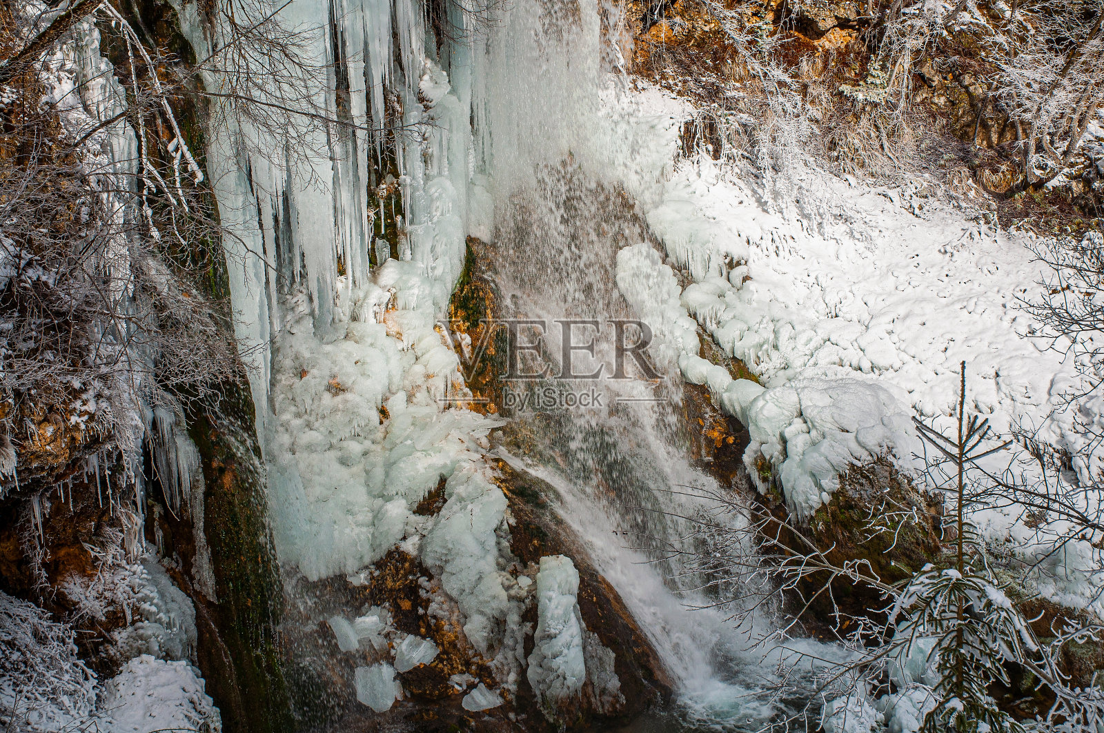 兹拉蒂博尔山上美丽的戈斯提列瀑布照片摄影图片
