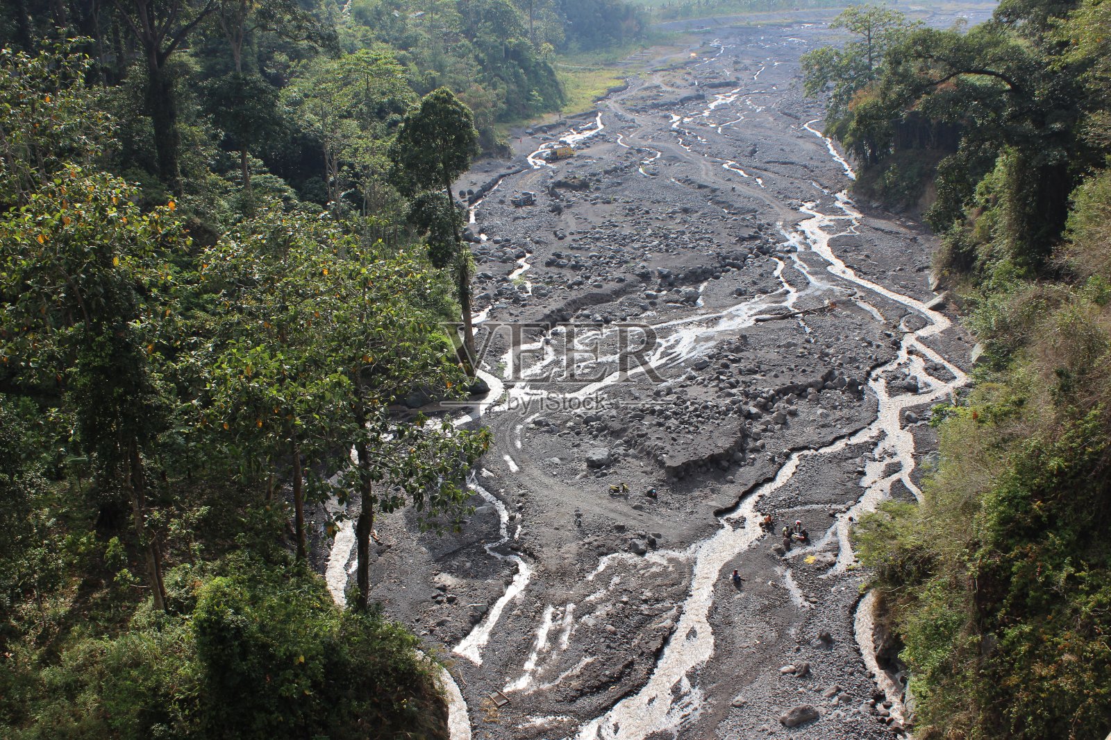 塞马鲁山的河流斜坡之一照片摄影图片