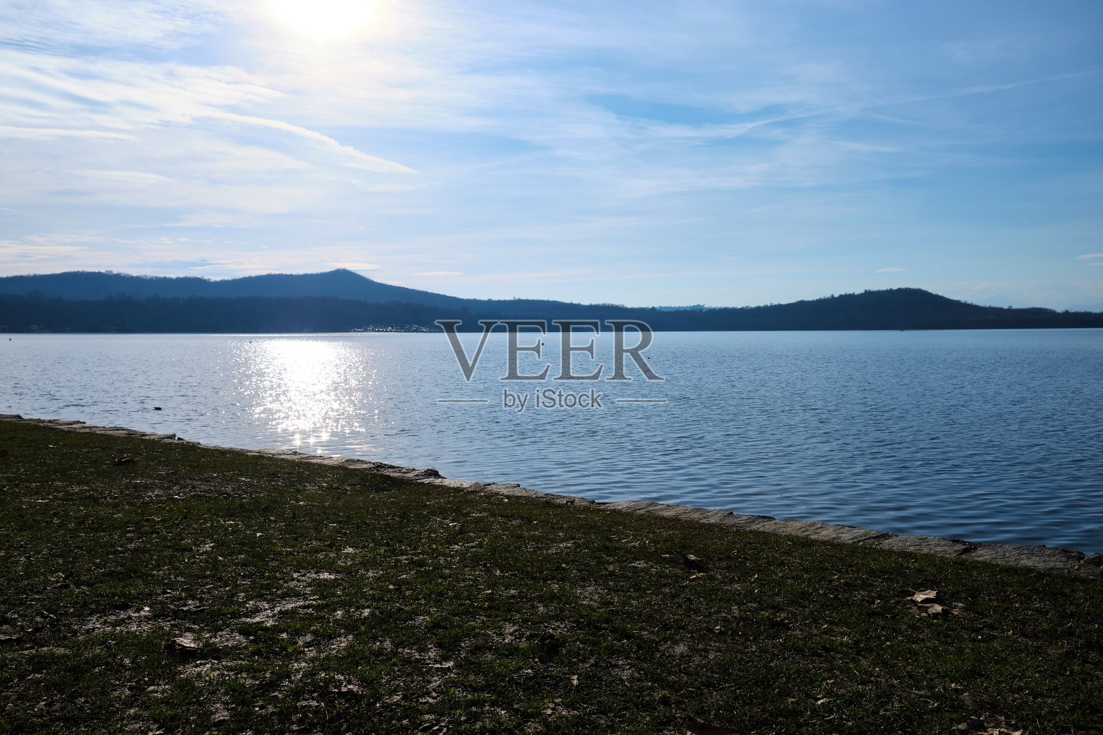 夕阳中的意大利高山湖照片摄影图片