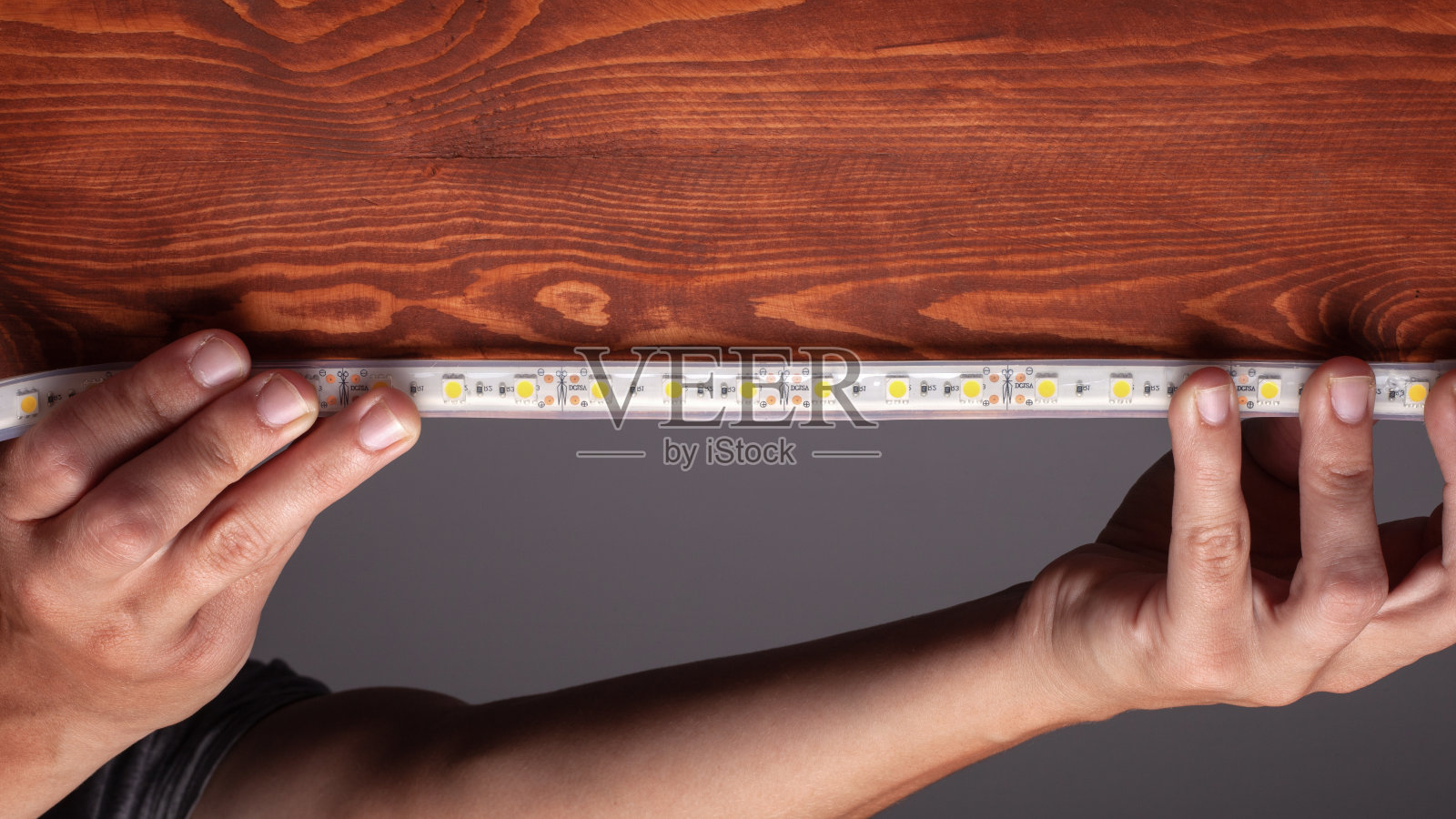 木桌下方安装led灯条照片摄影图片