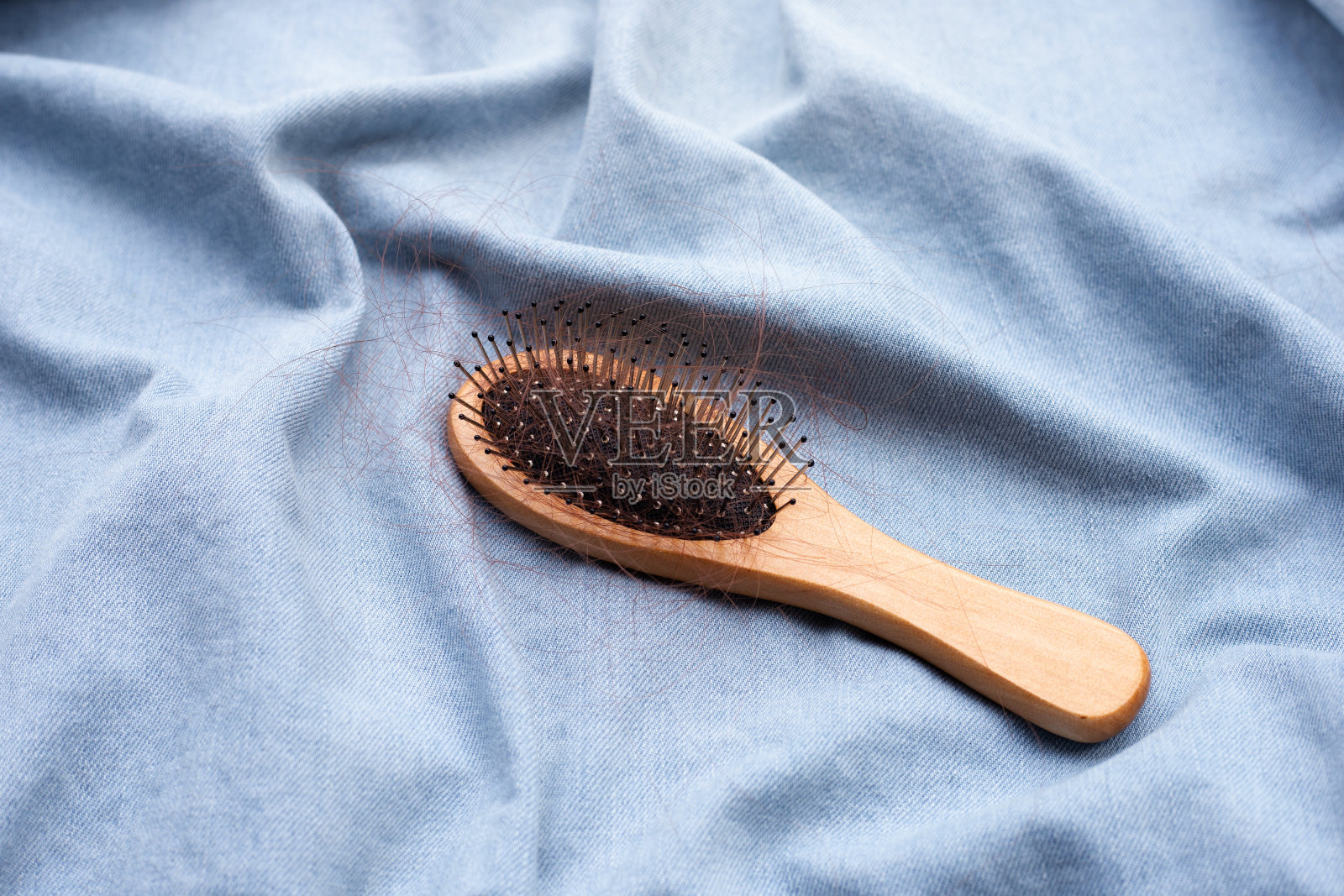 梳子上脱落的头发照片摄影图片