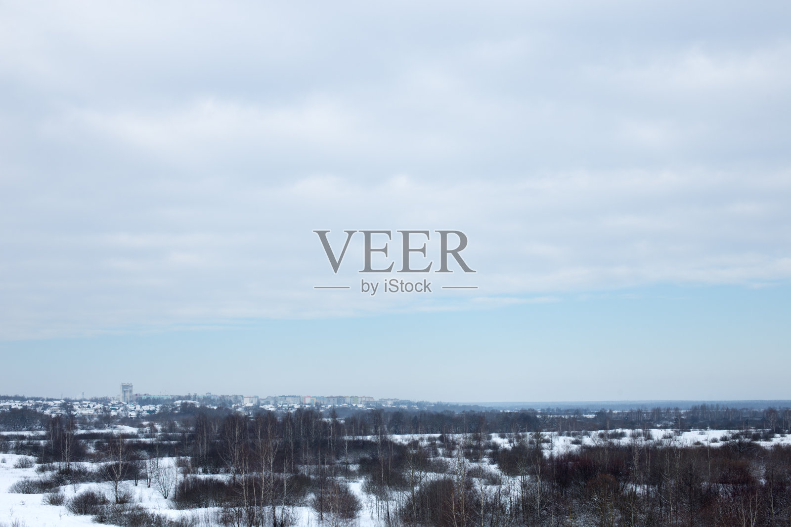 冬天的风景,蓝天和闪闪发光的雪照片摄影图片