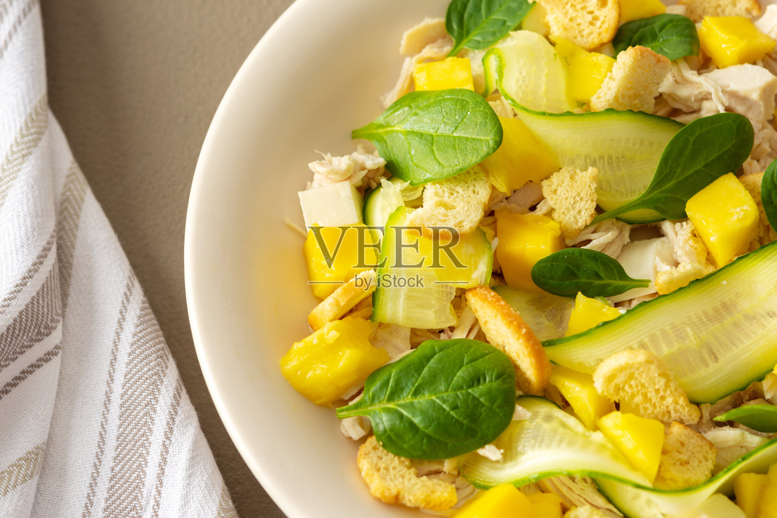 盘子里有沙拉和叉子照片摄影图片