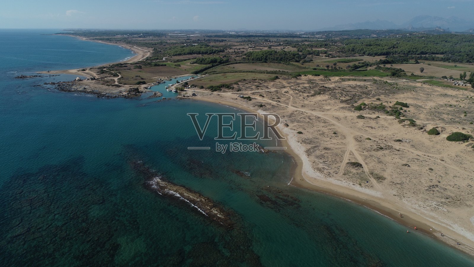 鸟瞰图/“Belek”旅游设施和“Acisu”溪流/安塔利亚-土耳其照片摄影图片