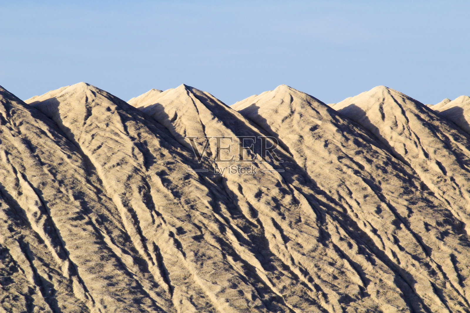 西班牙蓝天下的盐山照片摄影图片