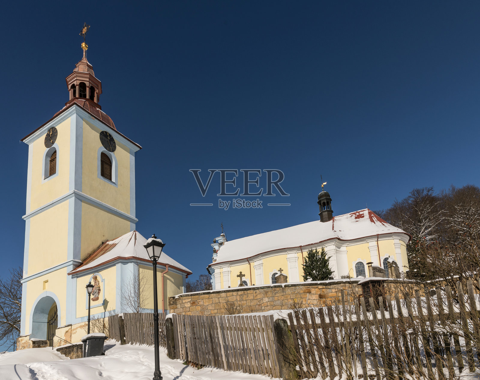 圣彼得教堂和保罗霍尼普里斯克在阳光明媚的冬日。捷克共和国照片摄影图片