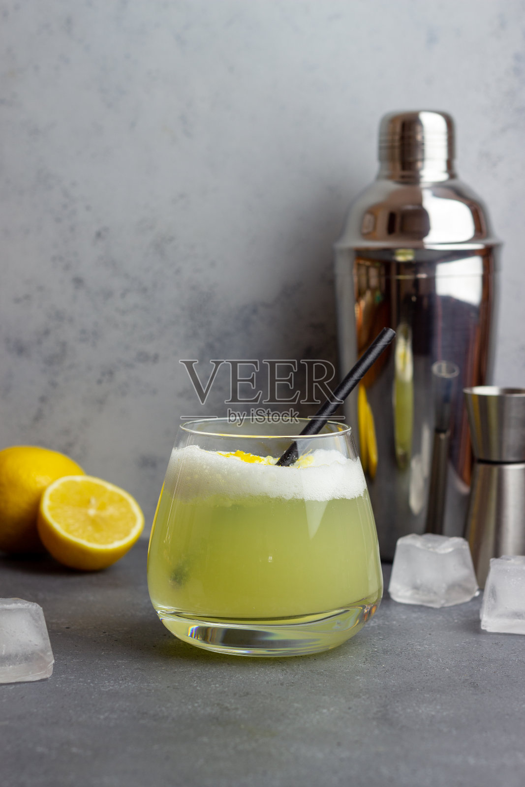 经典鸡尾酒威士忌酸。酒精饮料。酒吧。餐厅。照片摄影图片