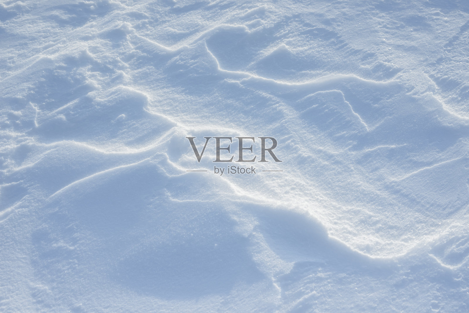 清新干净的白雪背景纹理。冬天的背景有雪花和雪堆。雪块。季节性景观的细节。照片摄影图片