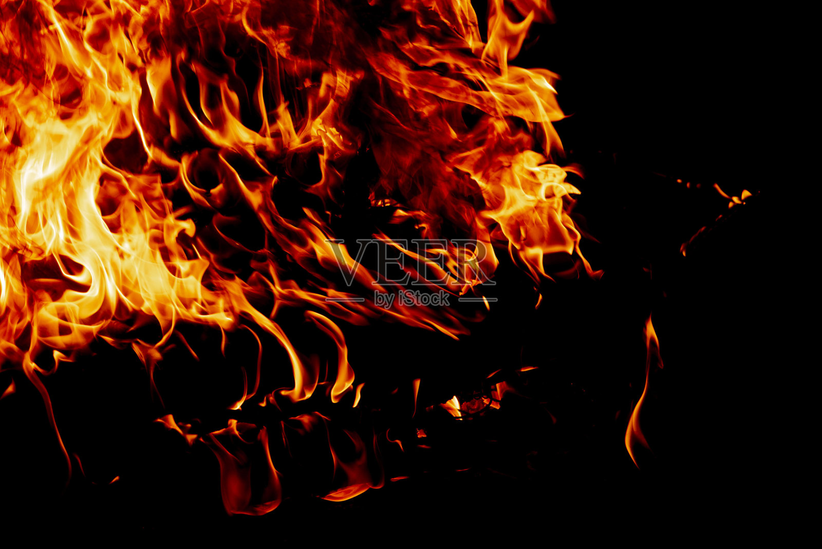 黑暗背景上的火。从火灾背景。火关闭。背景为设计师。黑色背景上的木头火照片摄影图片