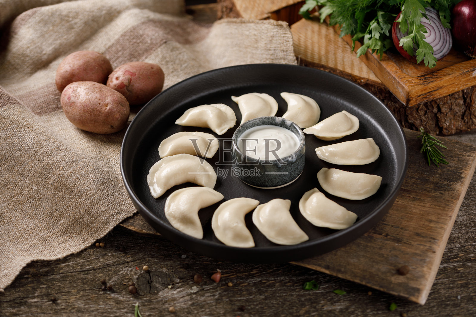 开胃的传统俄罗斯饺子,手工制作的土豆。木板上的静物。特写镜头。照片摄影图片