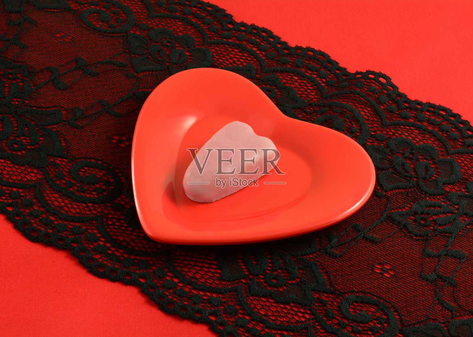 红心盘上的粉色心形巧克力照片摄影图片