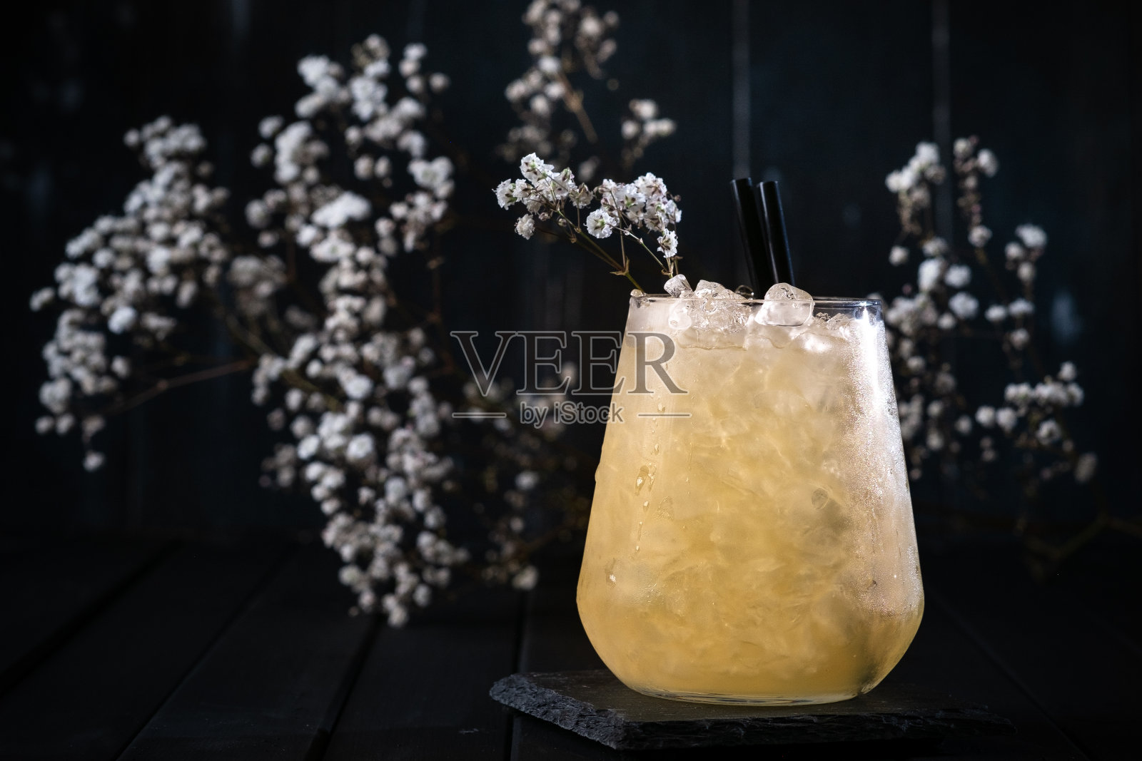 鸡尾酒是一个古老的古典朱利普玻璃上的深色木制背景。照片摄影图片