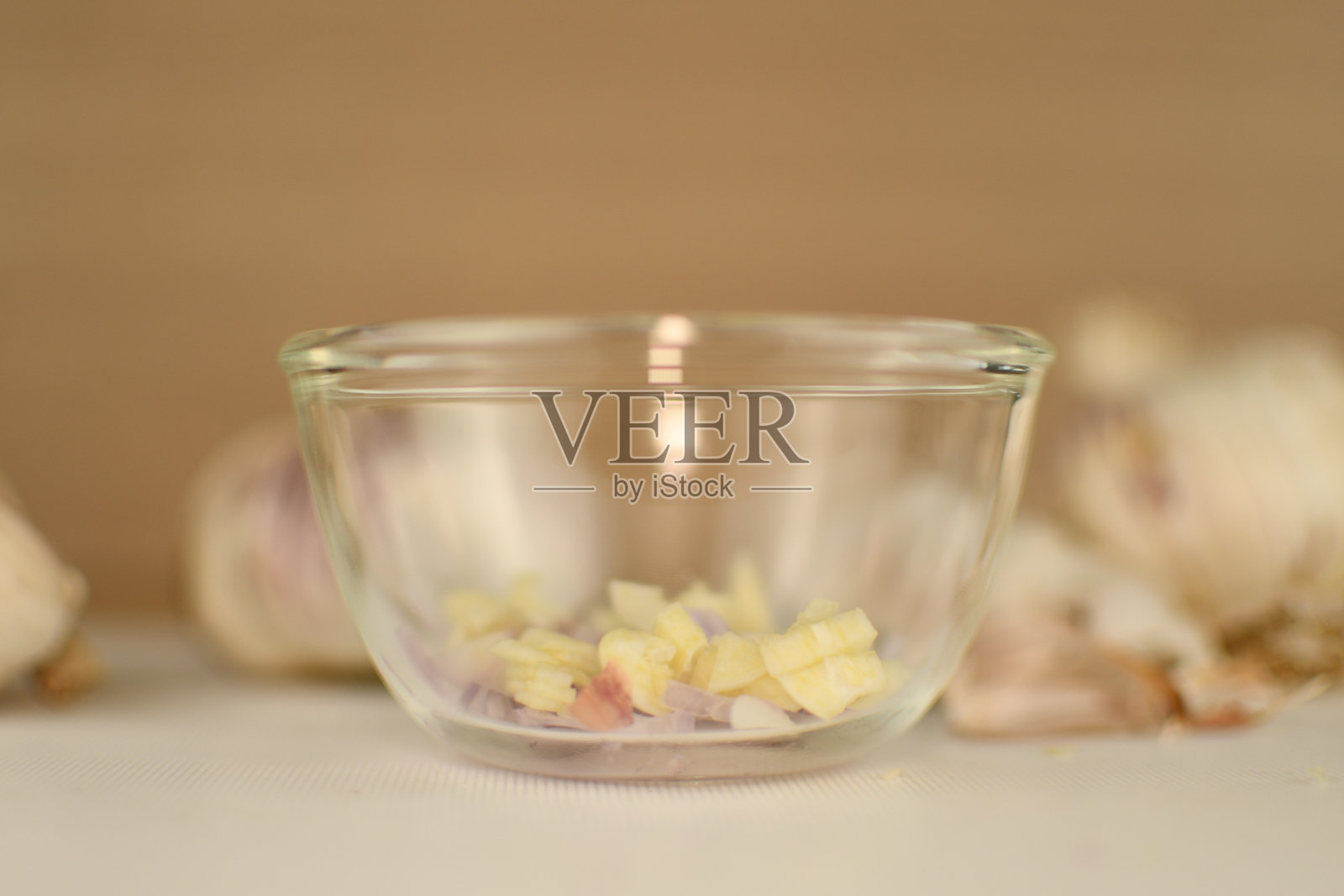 在厨房的白色砧板上把大蒜切碎照片摄影图片