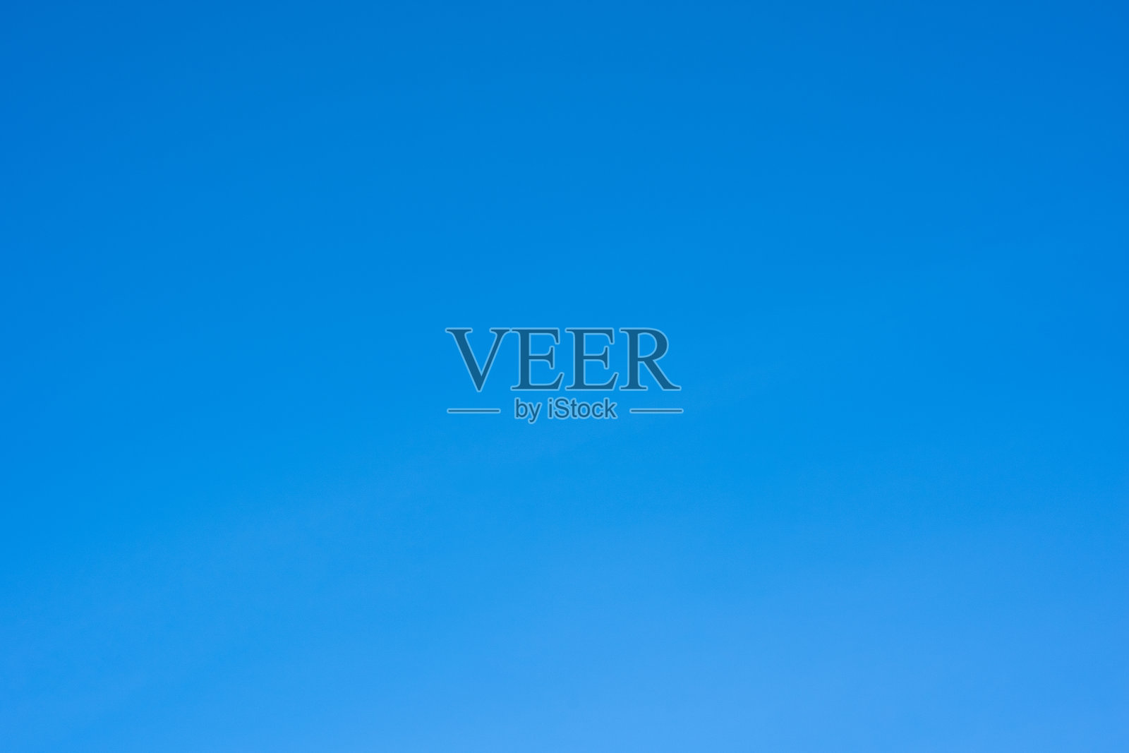 美丽的背景明亮的蓝色天空。空万里无云的天空。蓝天的自然背景照片摄影图片