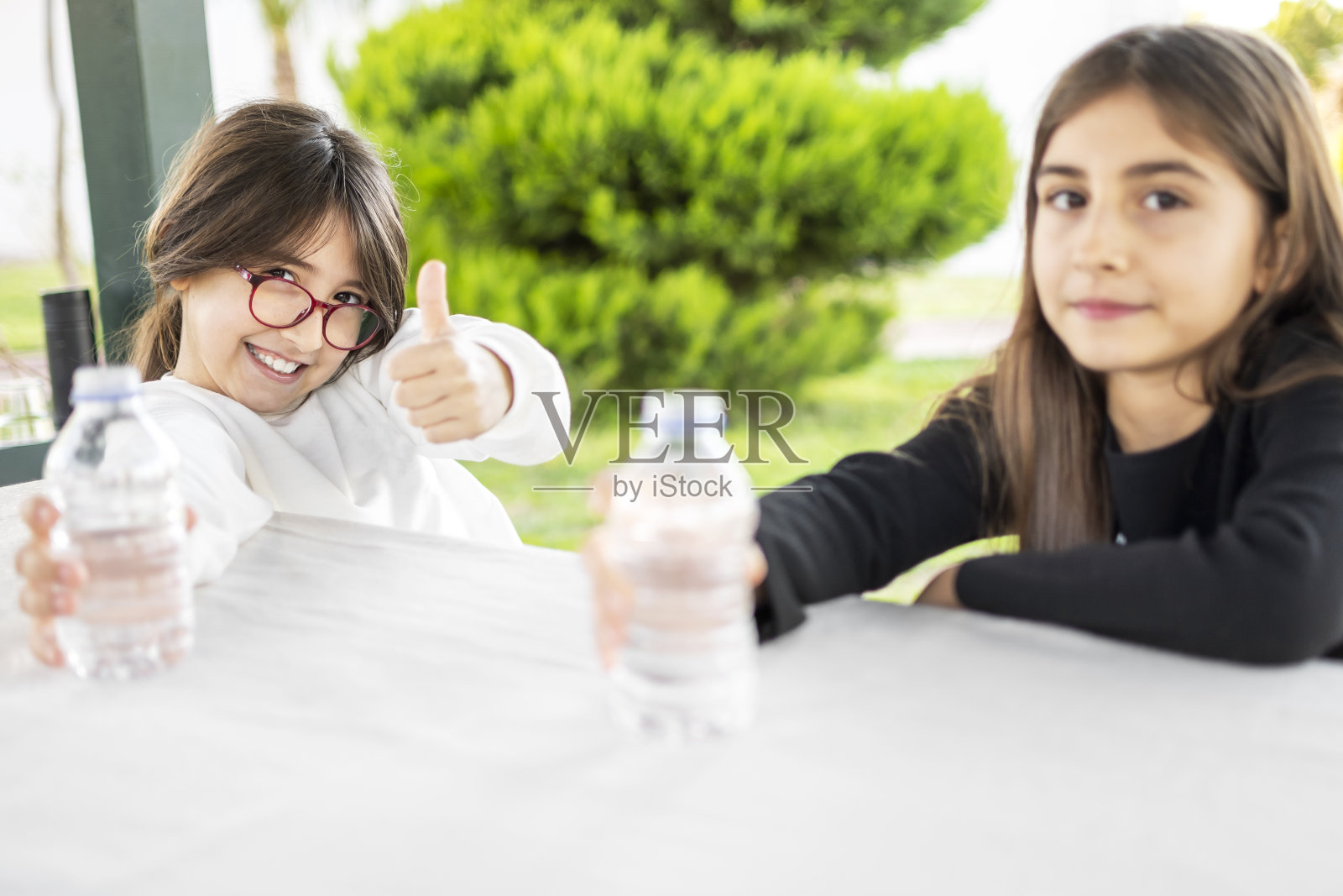 可爱的小女孩喝水照片摄影图片