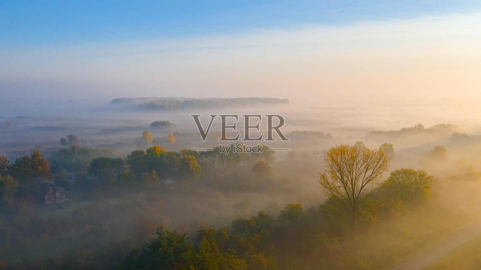 鸟瞰图清晨薄雾的房子,周末度假在林地照片摄影图片