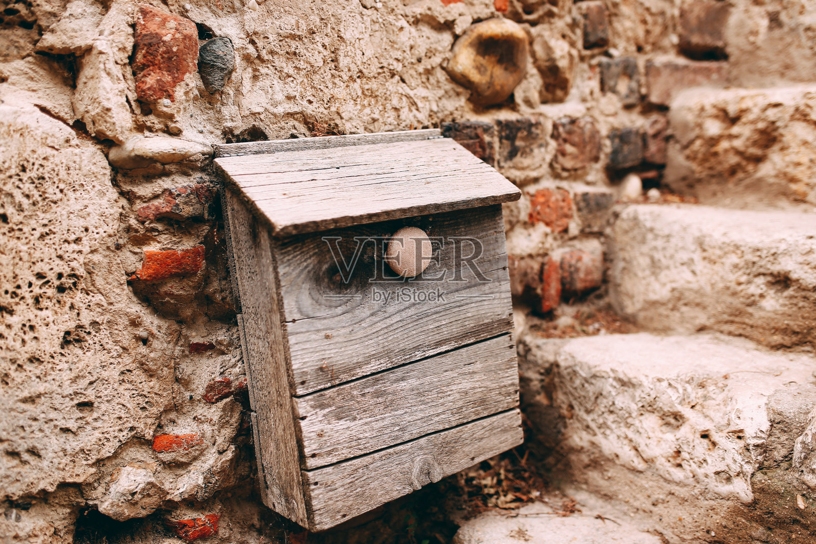 法国佩鲁日的石墙上的旧木制邮筒照片摄影图片