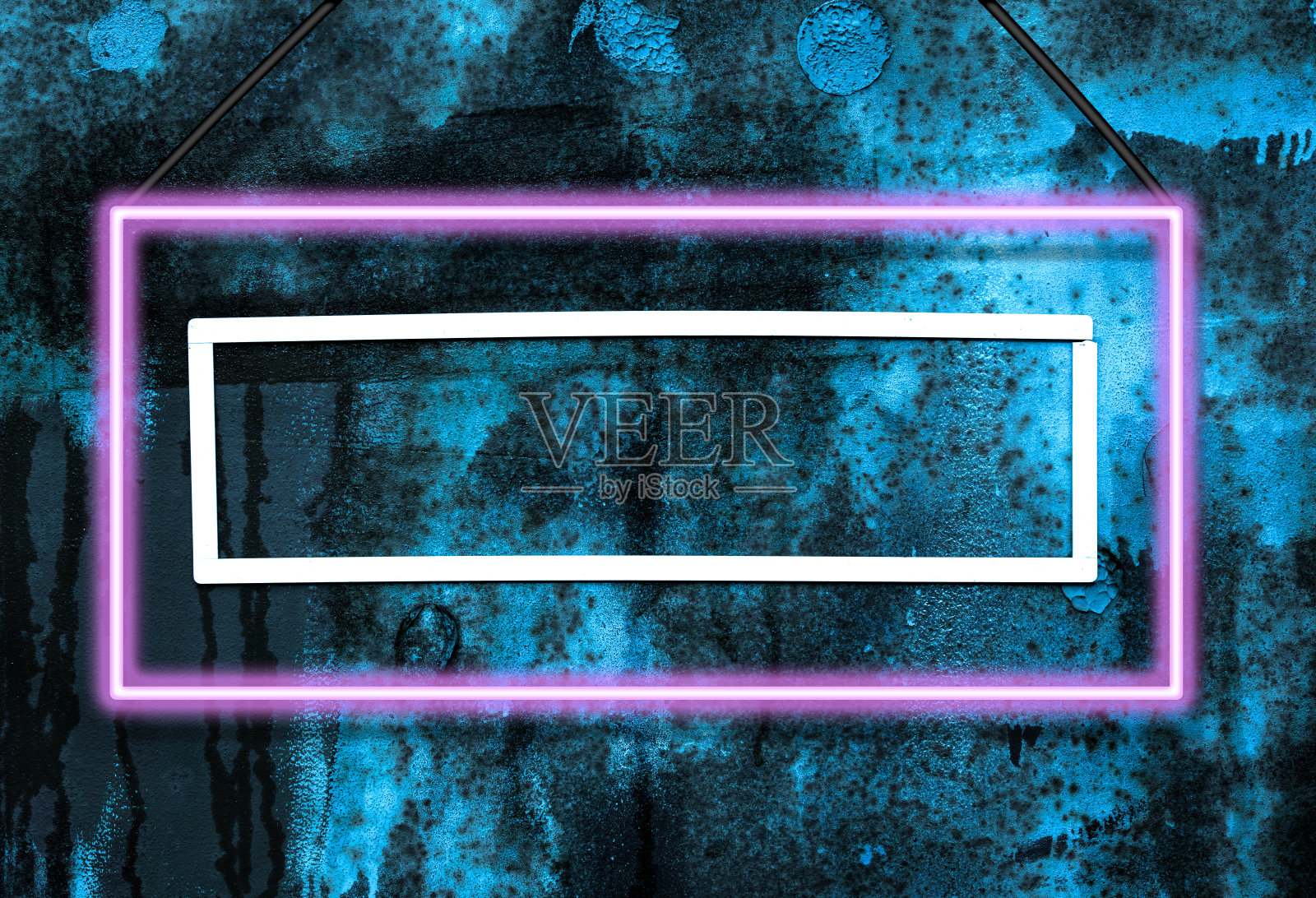 带有霓虹灯的金属生锈的防护罩照片摄影图片