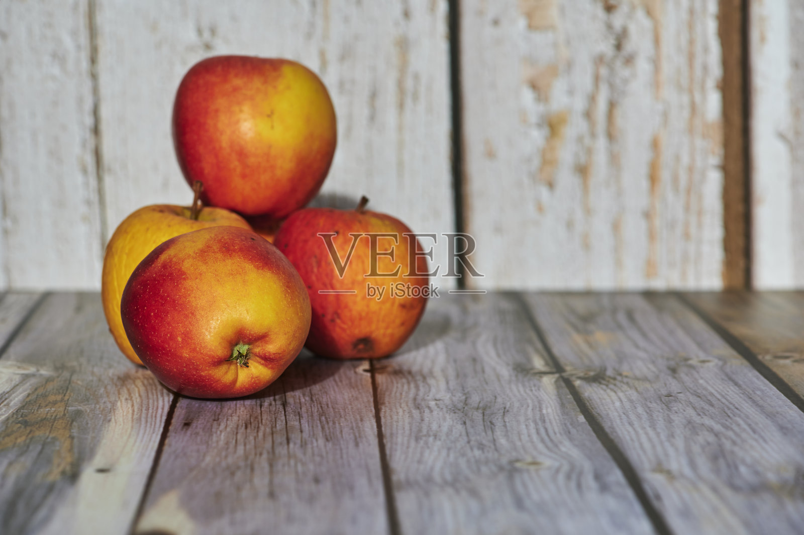苹果装饰地躺在地下的木头上。照片摄影图片