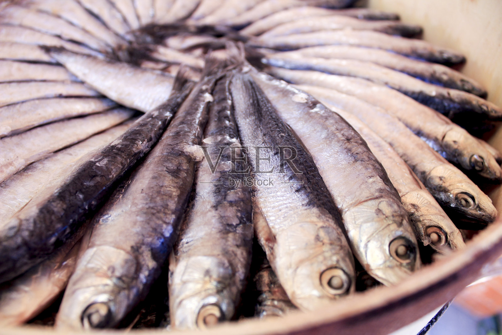 市场摊位上出售的腌沙丁鱼照片摄影图片
