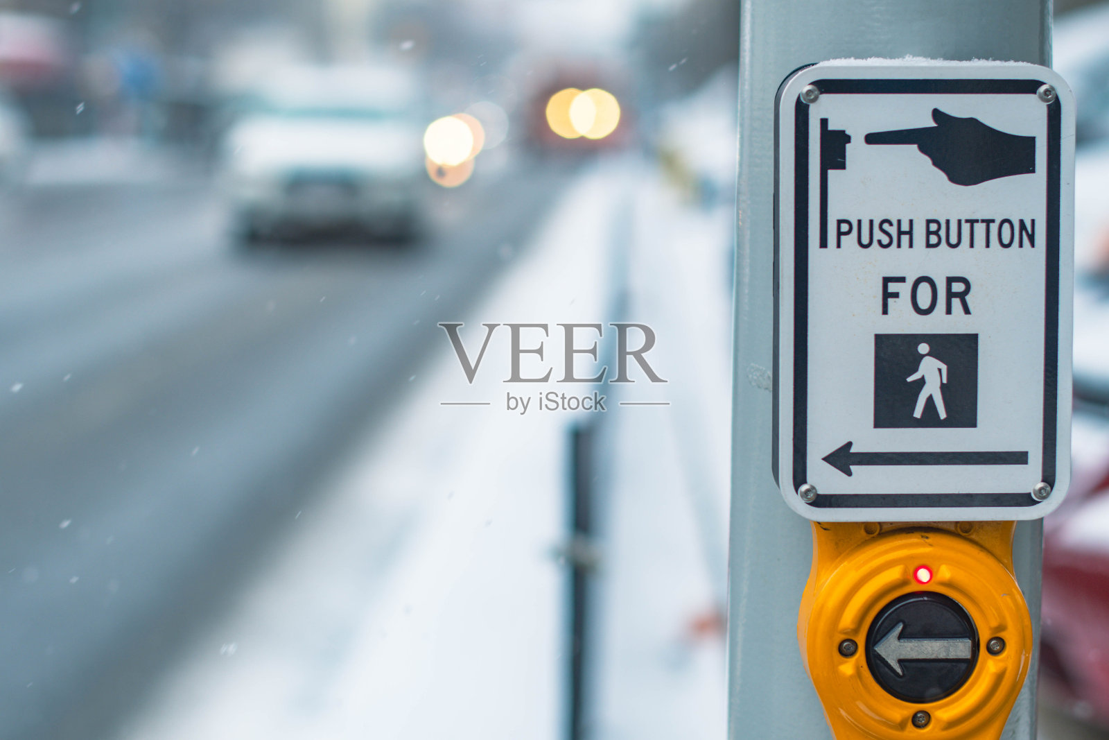 暴风雪期间的城市照片摄影图片