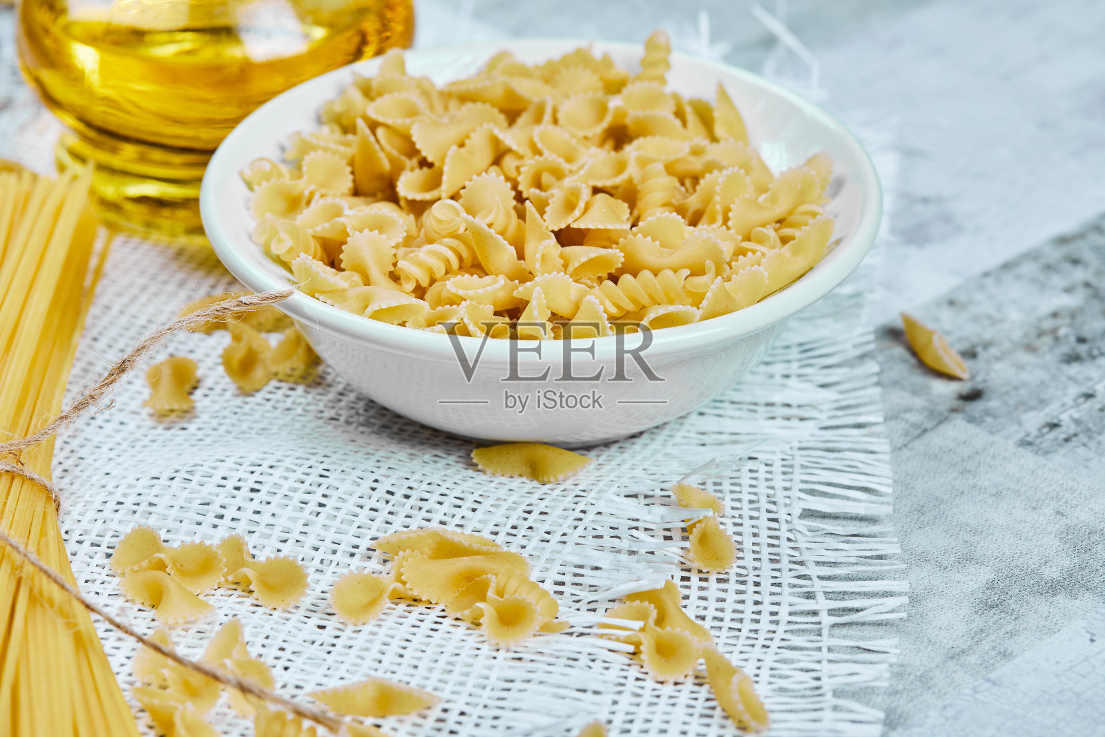大理石背景上的一碗生意大利面和意大利面照片摄影图片