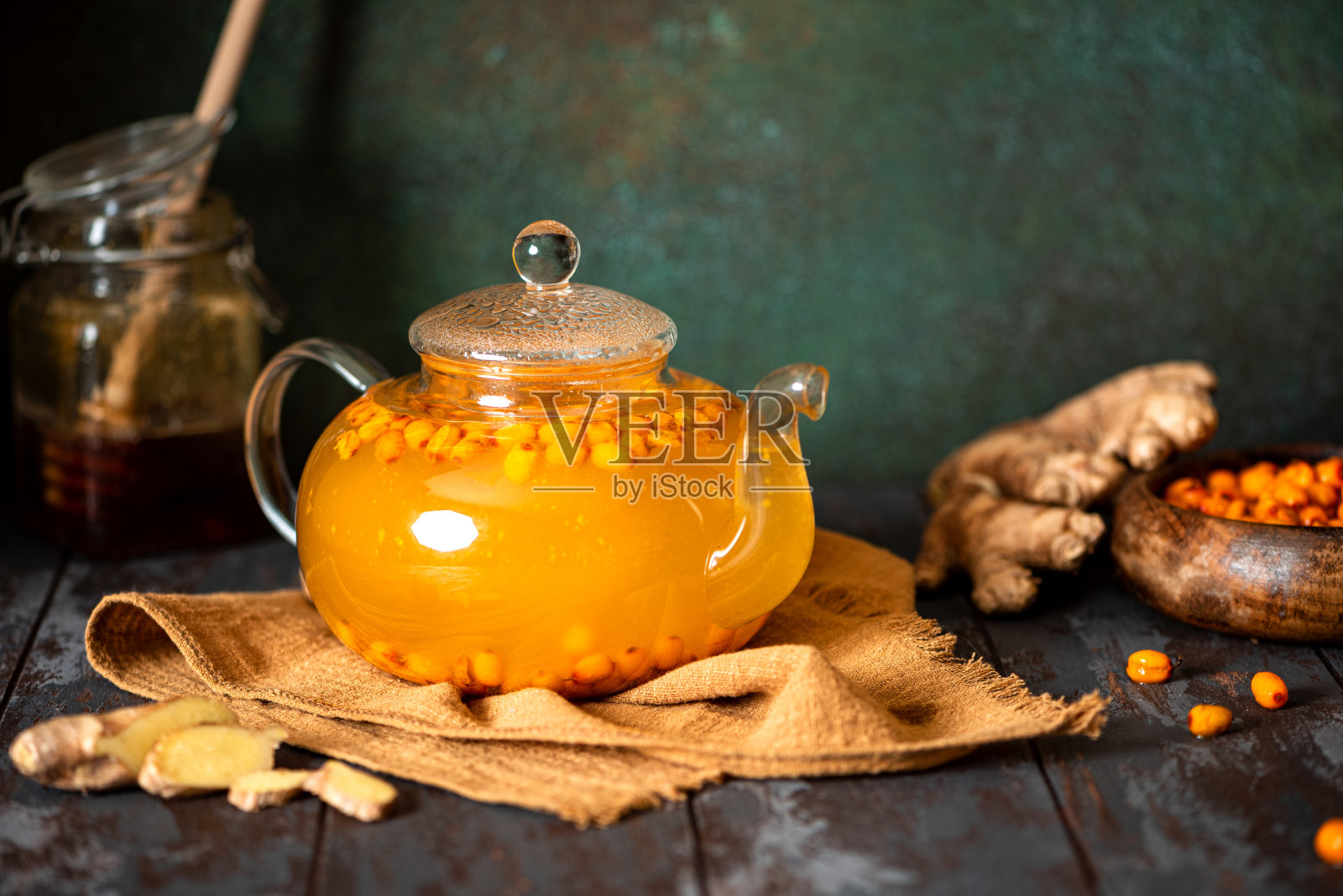 美味的热沙棘茶加姜和蜂蜜照片摄影图片
