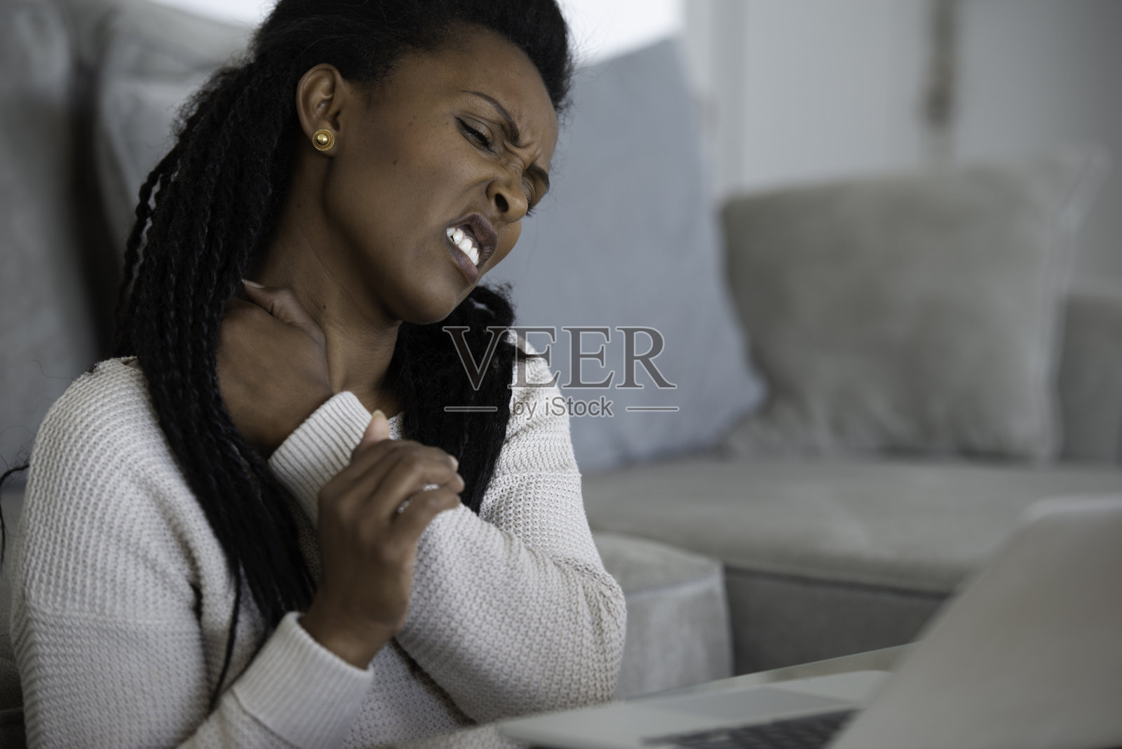 渴望在家线上工作的女子照片摄影图片