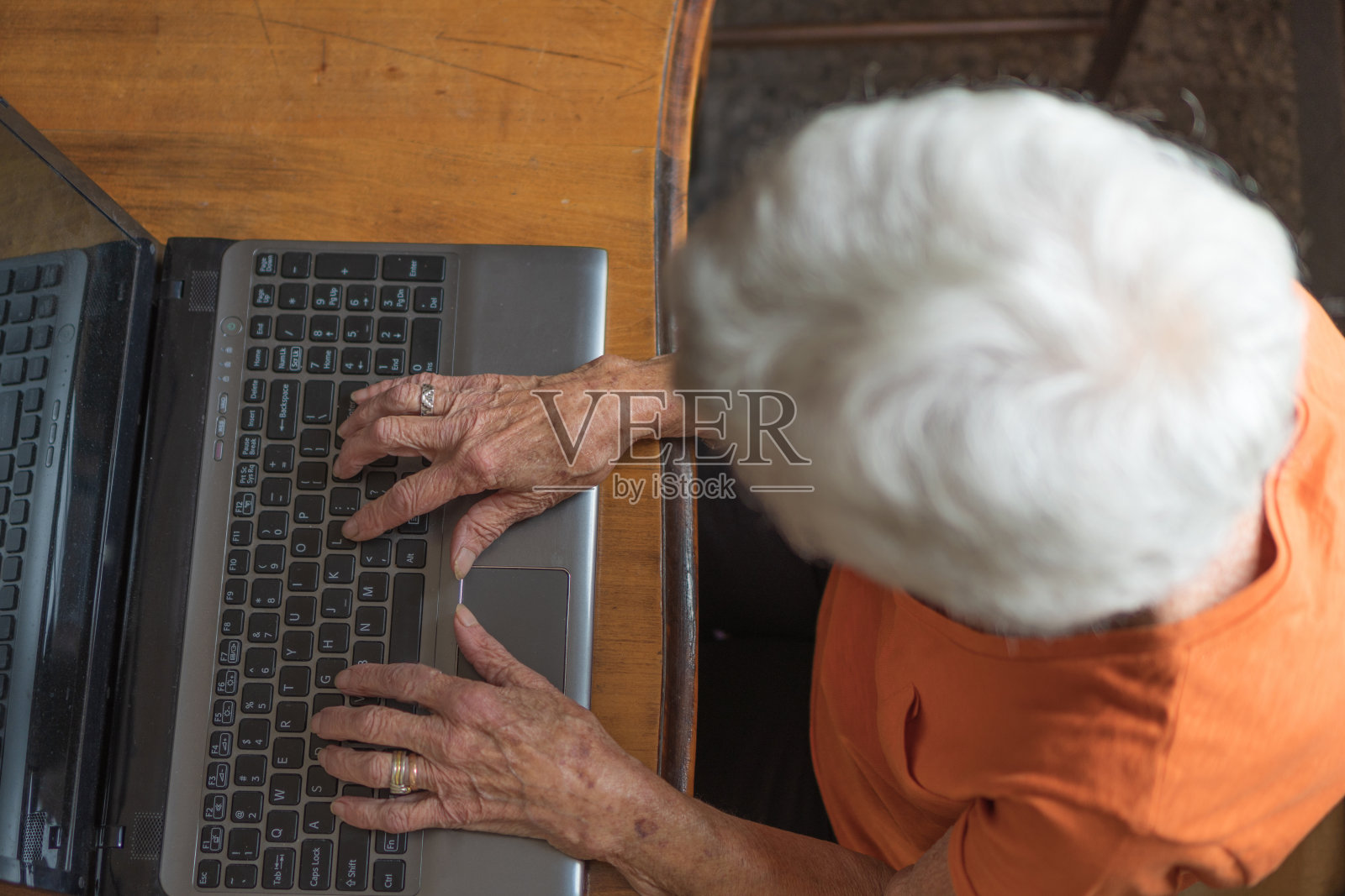 科技老妇人照片摄影图片