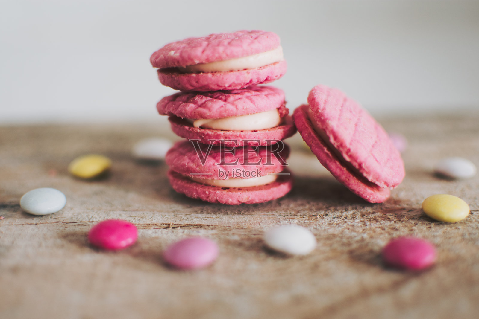 草莓酸橙口味的法式马卡龙照片摄影图片