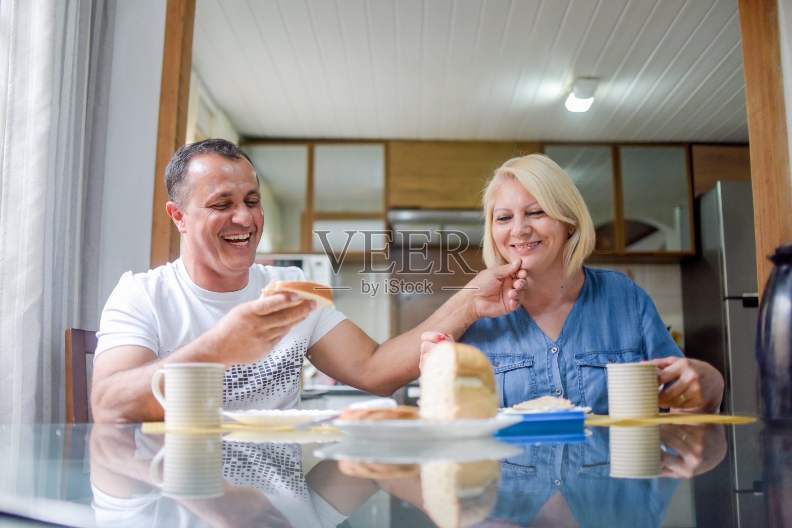 情人节在家,情侣在家里共进早餐。照片摄影图片