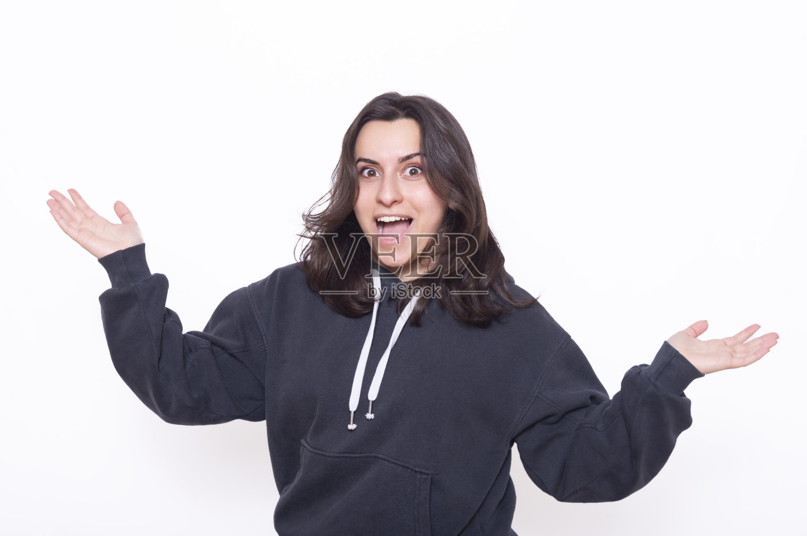 年轻漂亮的女人在眼前兴奋不已。照片摄影图片