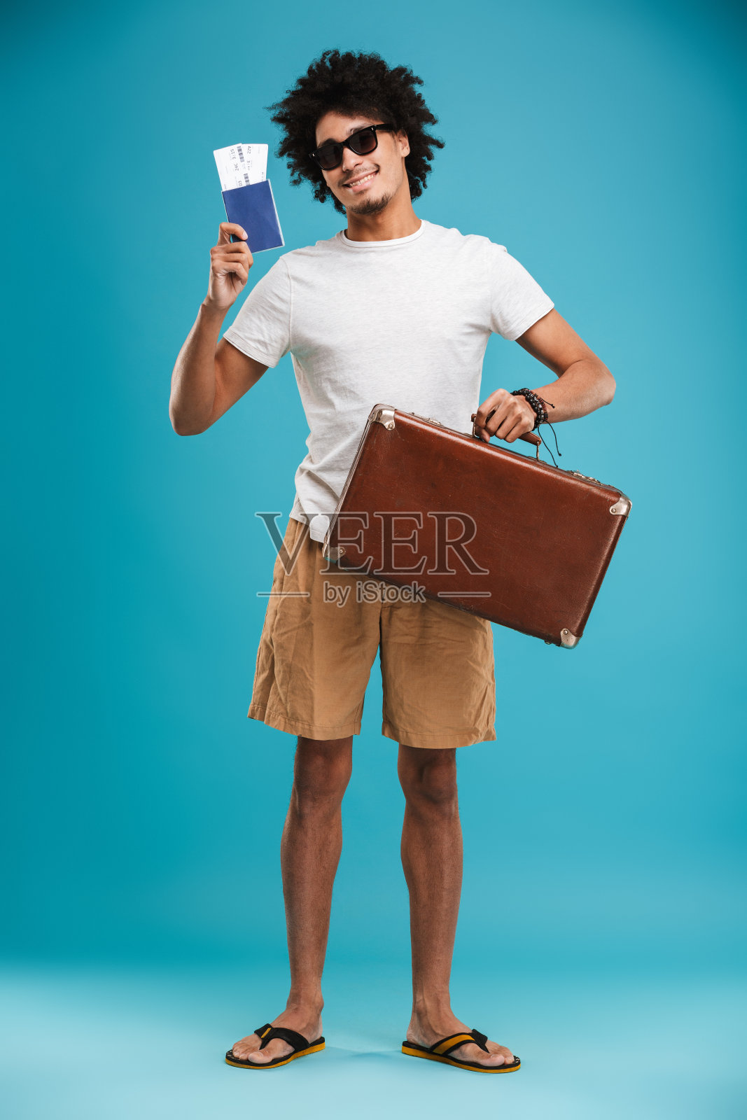 英俊快乐年轻非洲卷毛男子游客照片摄影图片