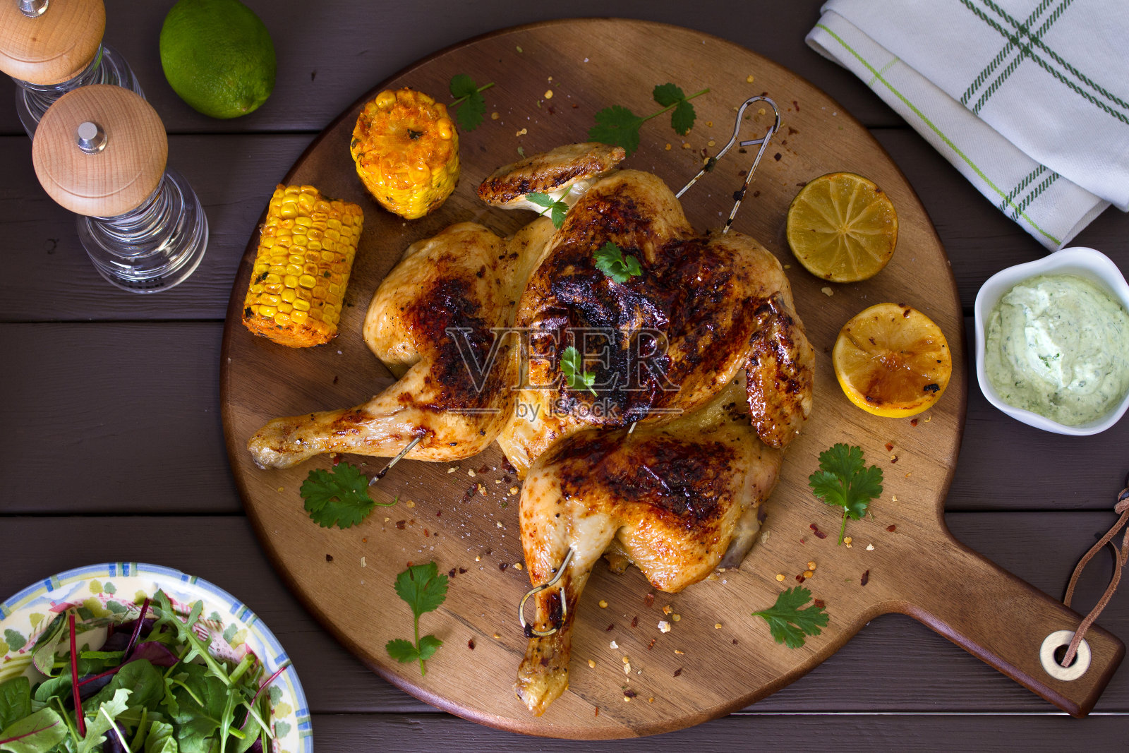 烤鸡配甜玉米,酸橙和柠檬照片摄影图片