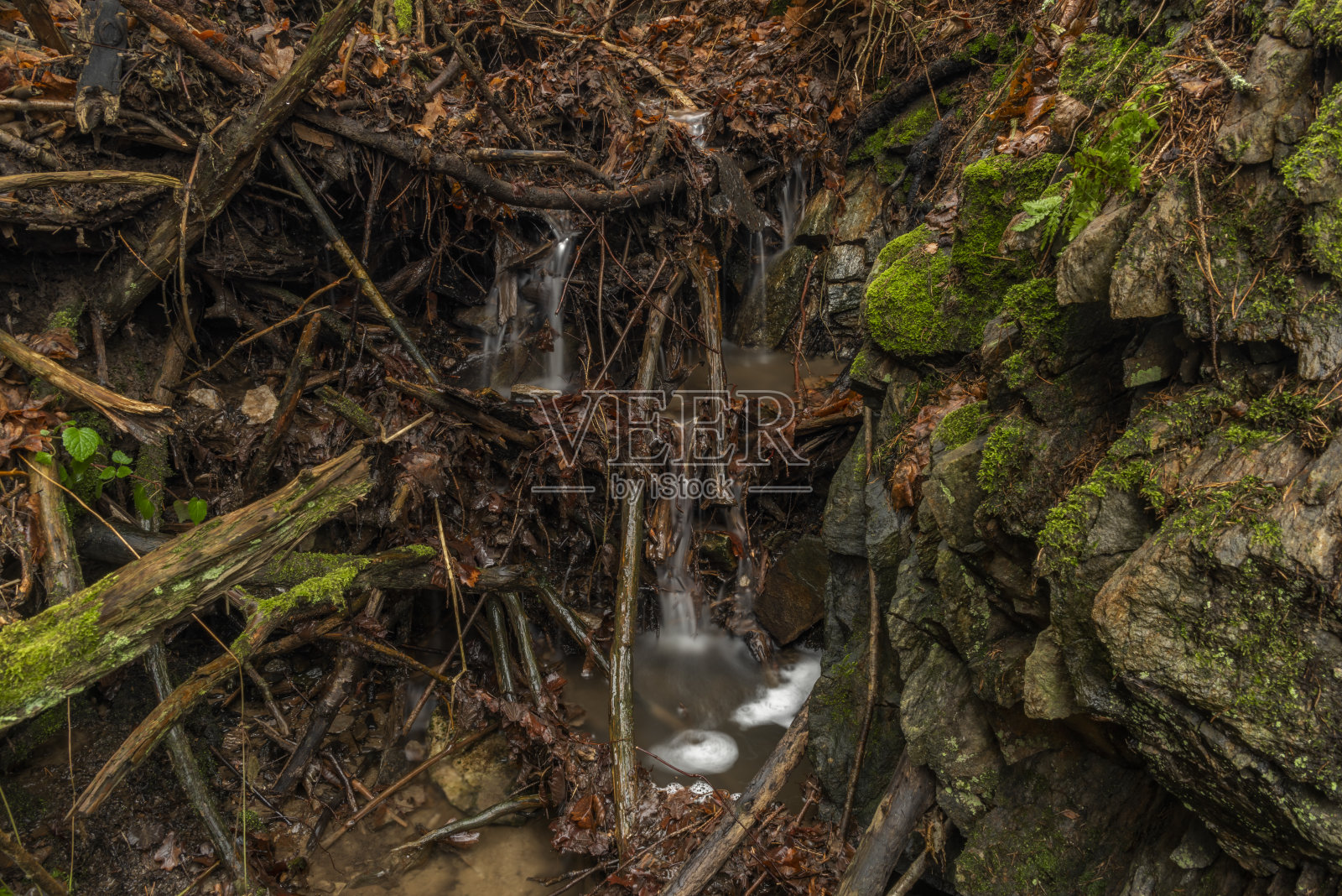 马尔斯河附近的小溪和杜尔德布斯基瀑布在寒冷的冬天颜色的一天照片摄影图片
