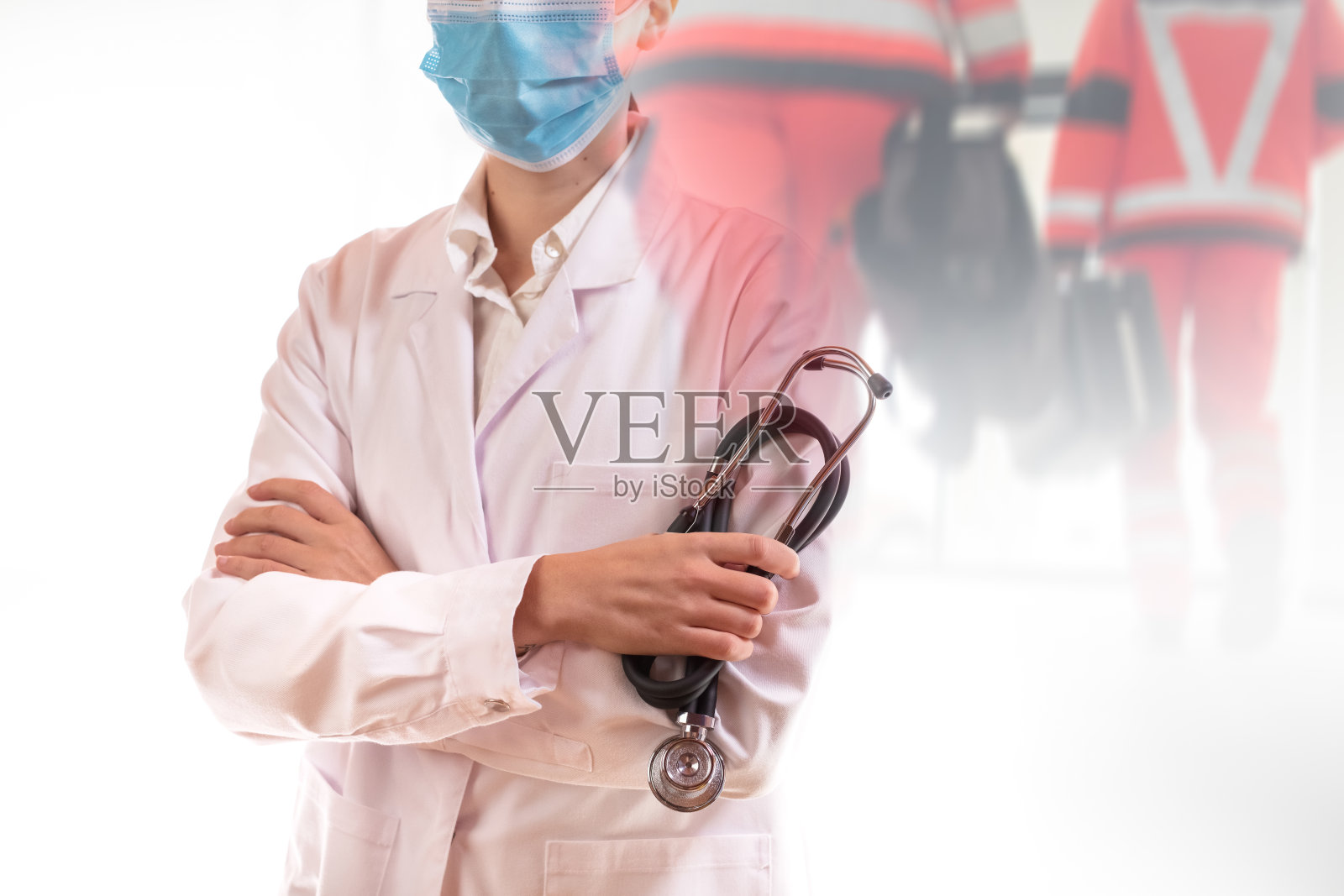 自信的医生戴着防护口罩和急救人员照片摄影图片