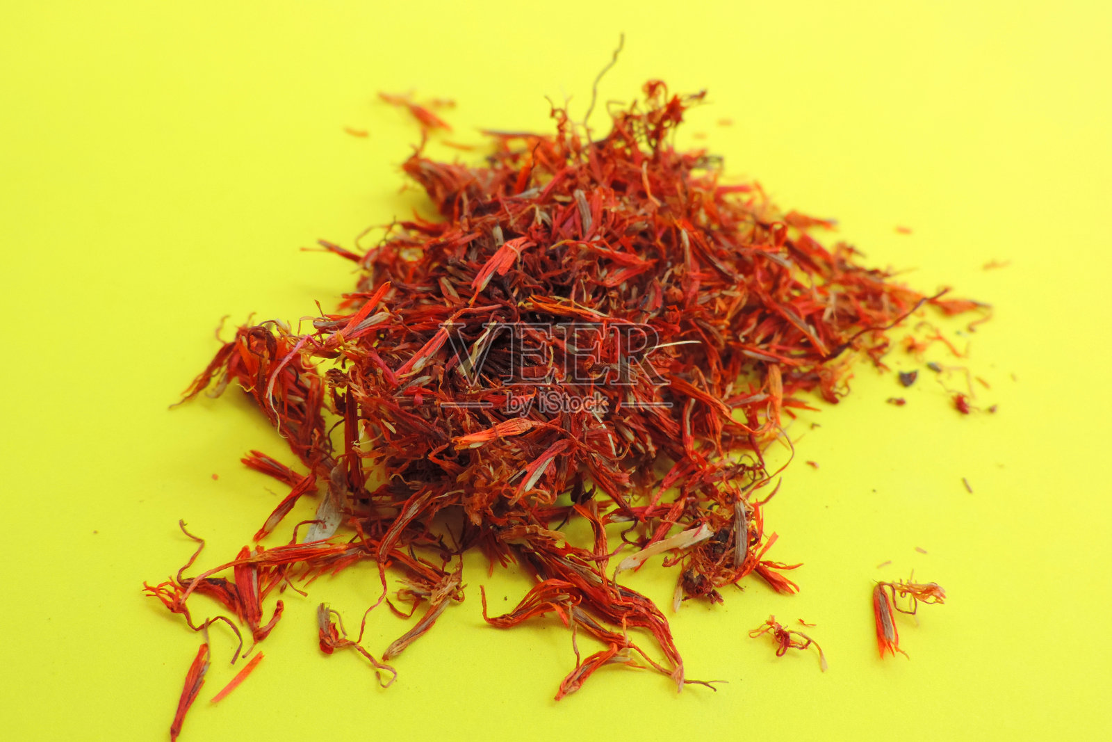 在黄色的背景上撒上藏红花和印度香料照片摄影图片