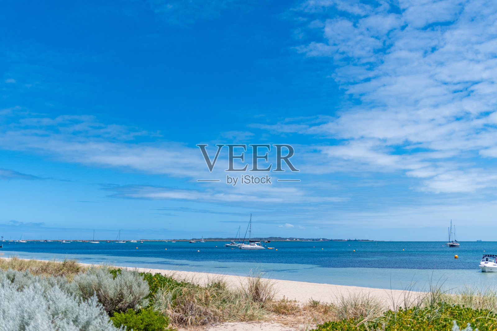 人们享受美丽的棕榈海滩,曼格尔斯湾照片摄影图片