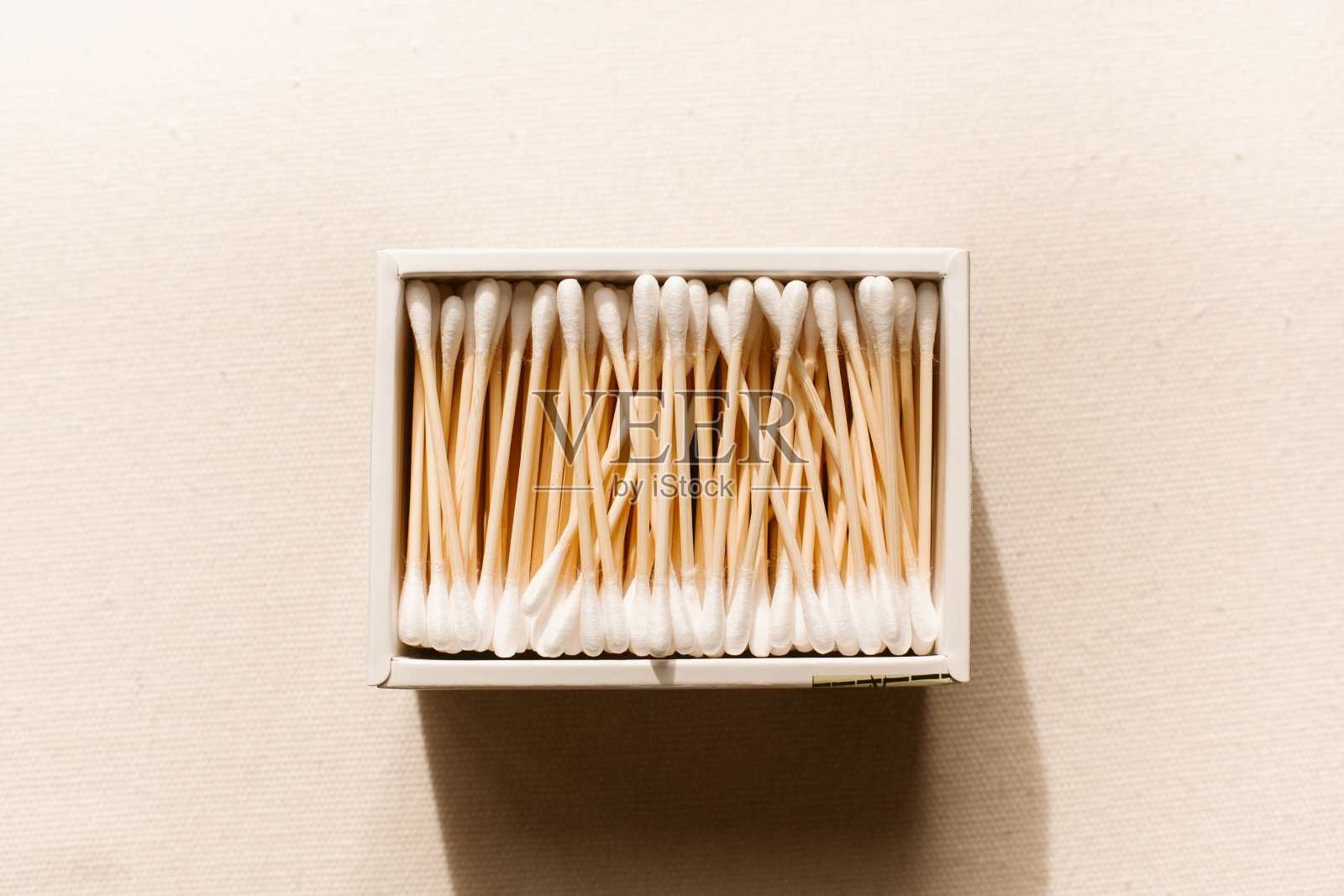 乡村背景上的竹棉花蕾。“零浪费”的概念。有机耳棒在白色背景上。照片摄影图片