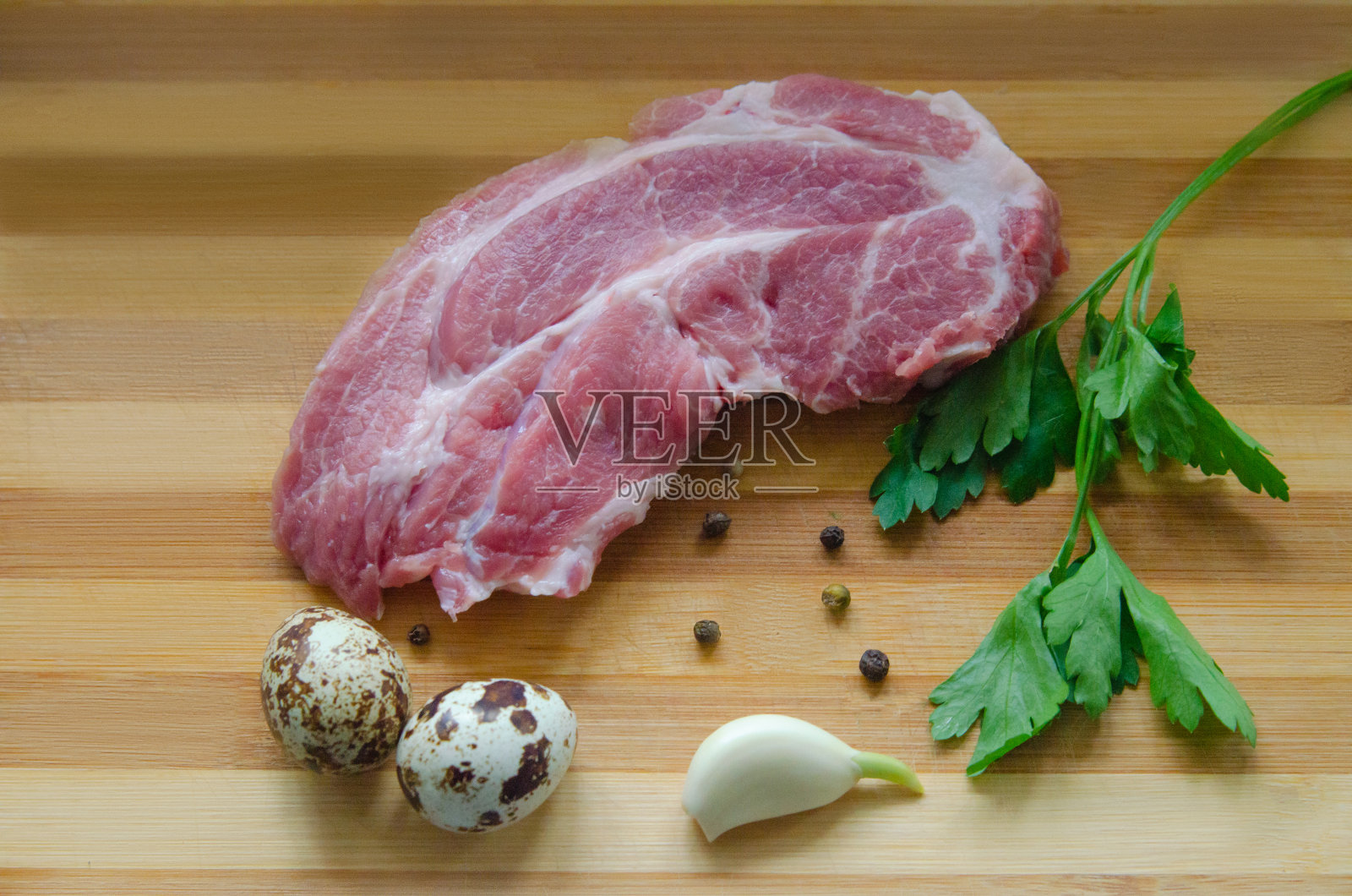 新鲜的生猪肉排,孤立在木质背景上照片摄影图片