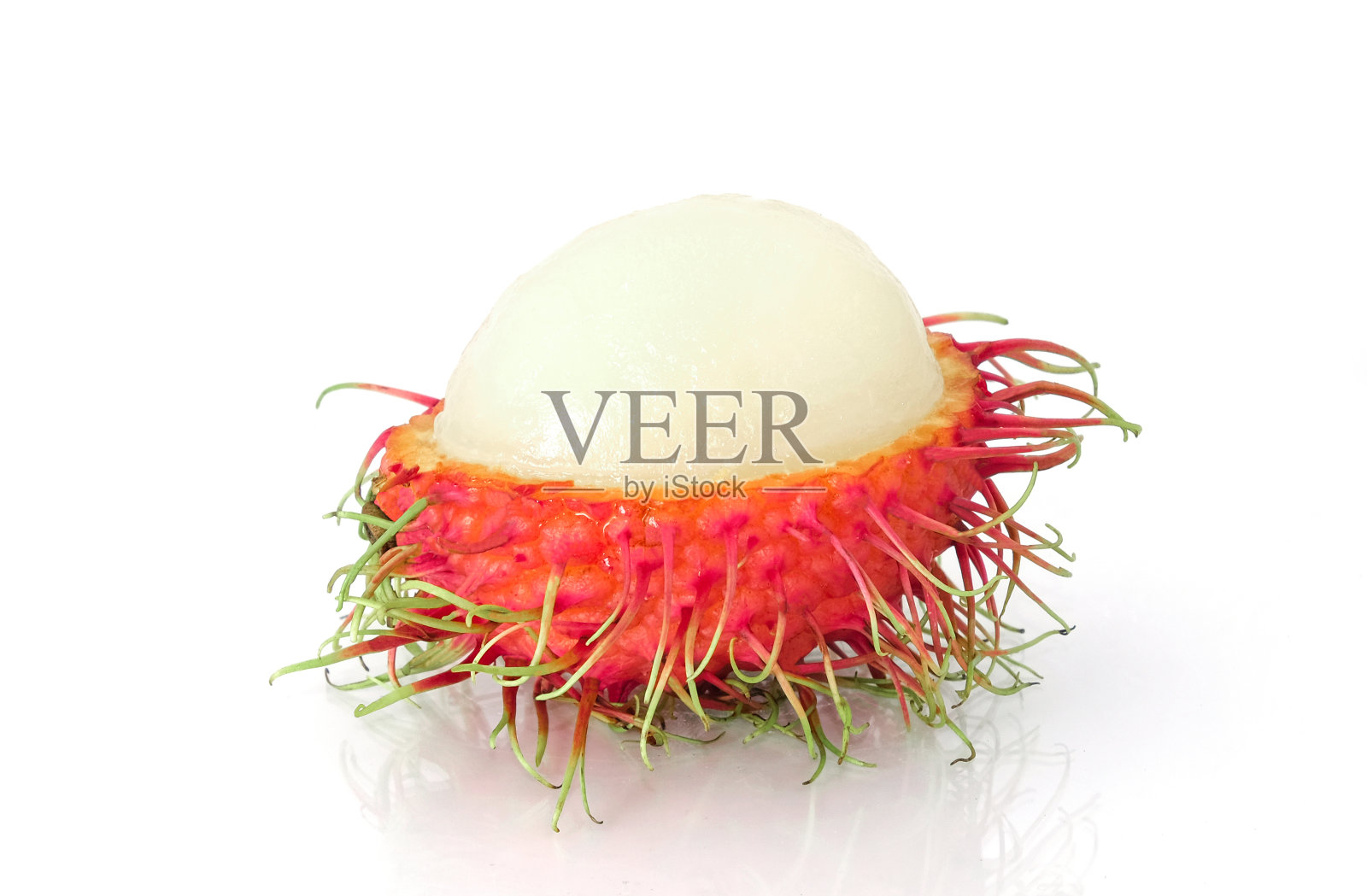 红绿红毛丹果皮一片,切半边身。多汁的白色食物香甜可口。有机热带水果多种维生素长毛。照片摄影图片