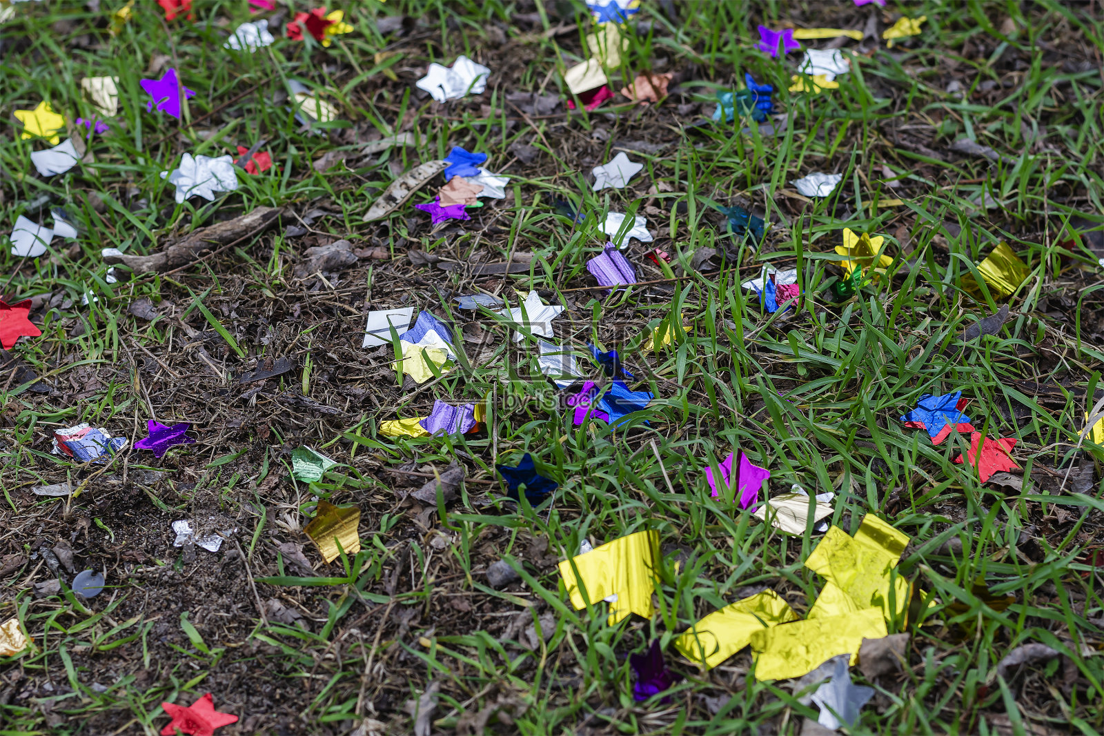 公园里地上闪闪发光的节日装饰品。照片摄影图片