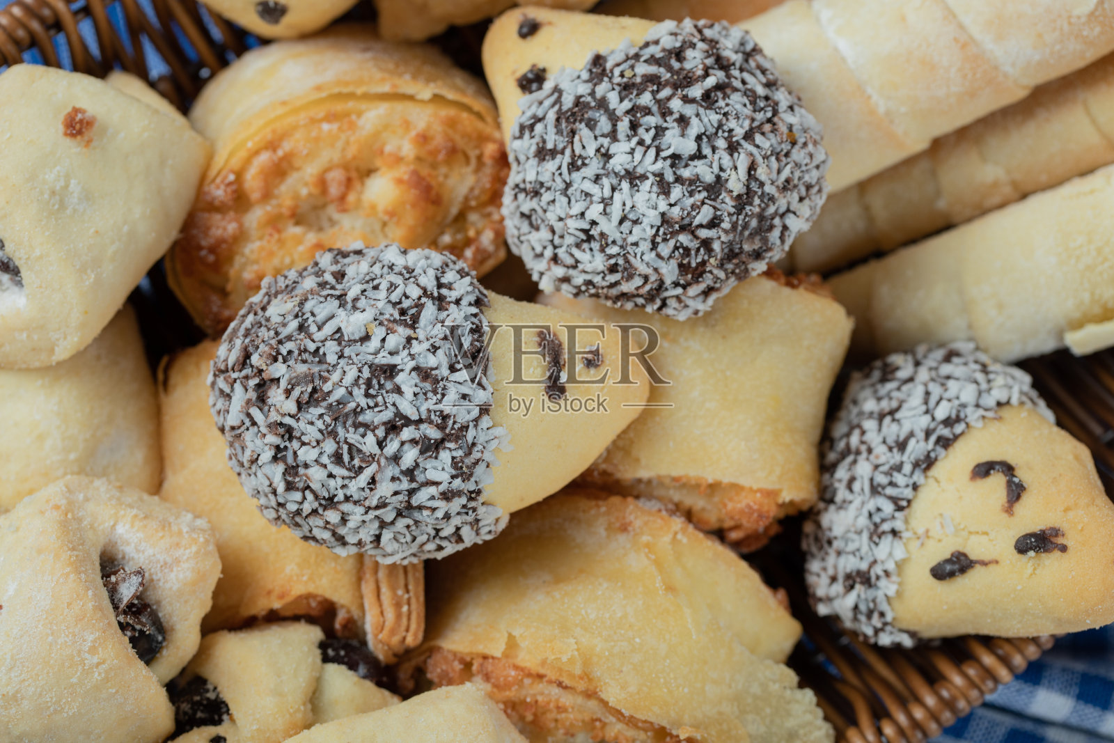 巧克力饼干和碎椰子放在木篮子里照片摄影图片