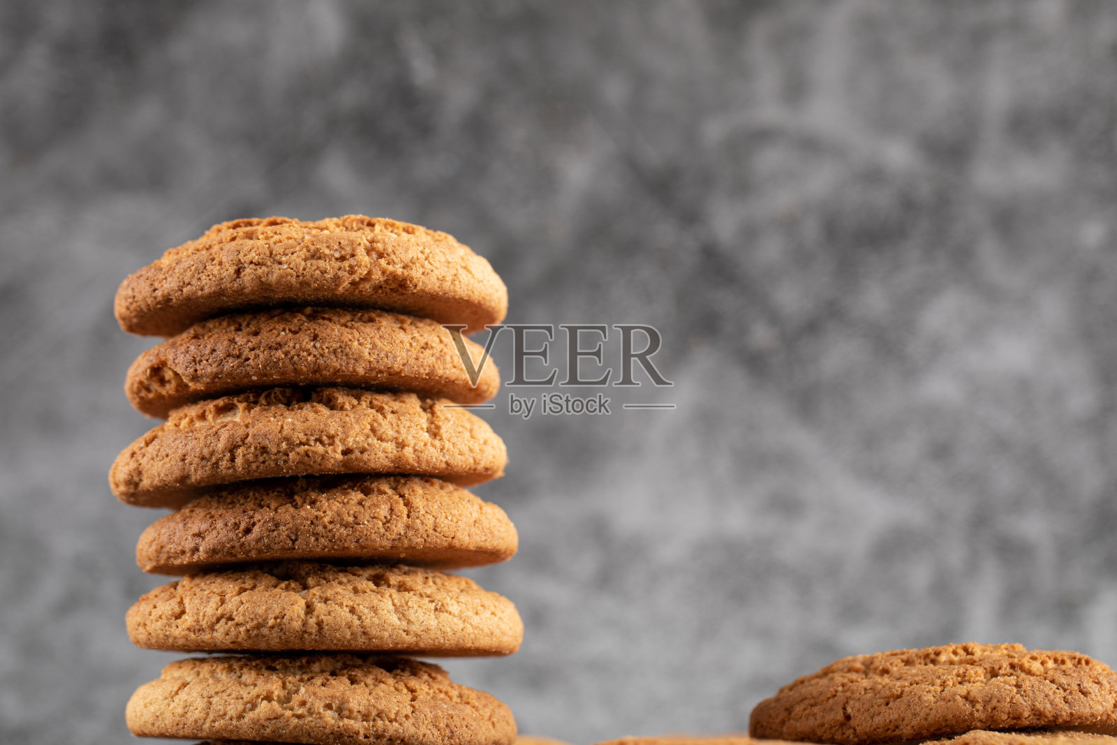 灰色混凝土背景上的燕麦饼干照片摄影图片
