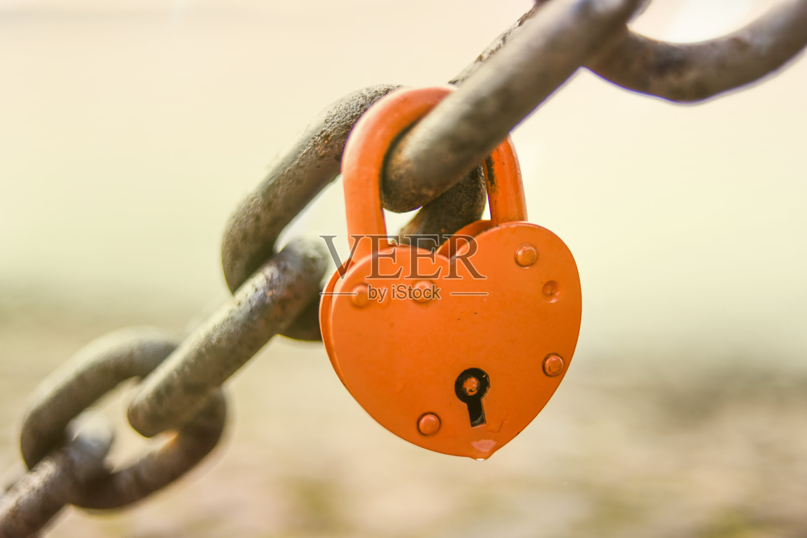 心形的挂锁,锁在链子上。照片摄影图片