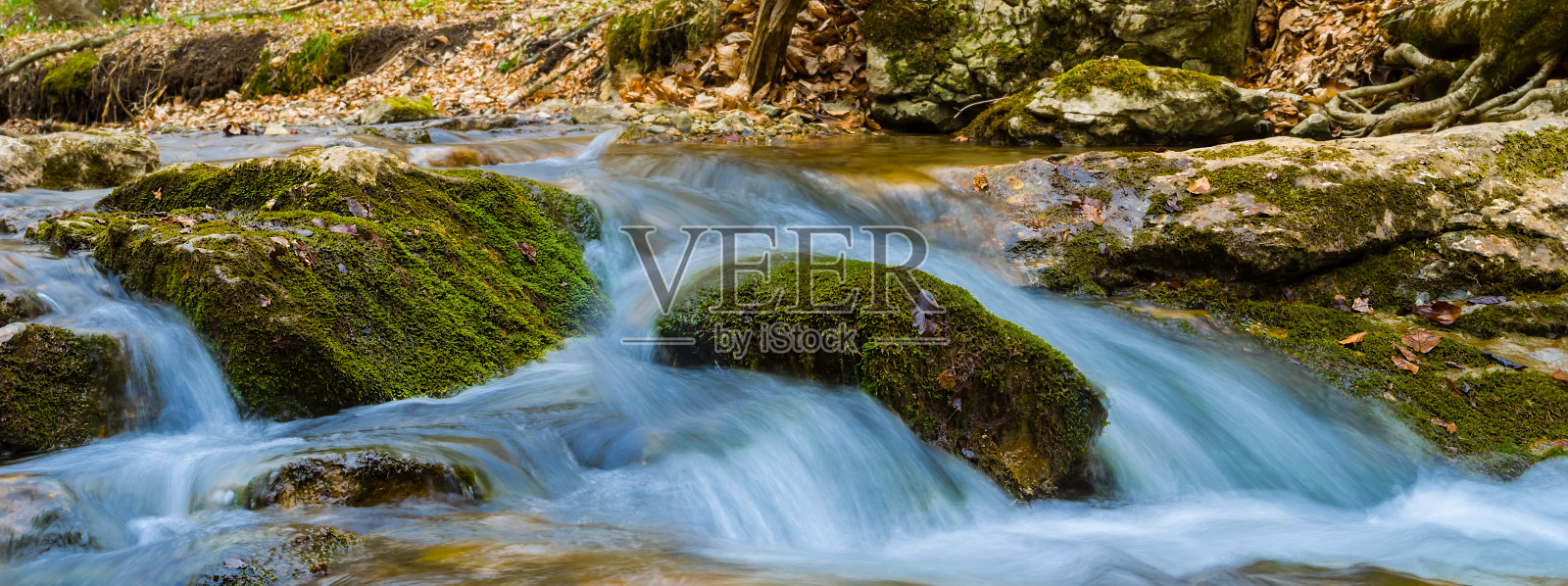 特写小瀑布on mountain river, outdoor mountain canyon景照片摄影图片