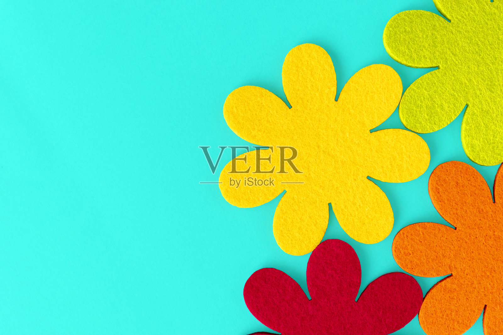 顶视图彩色的,装饰性的花在一个蓝色的背景与复制空间。复活节假期快乐概念。平的。照片摄影图片