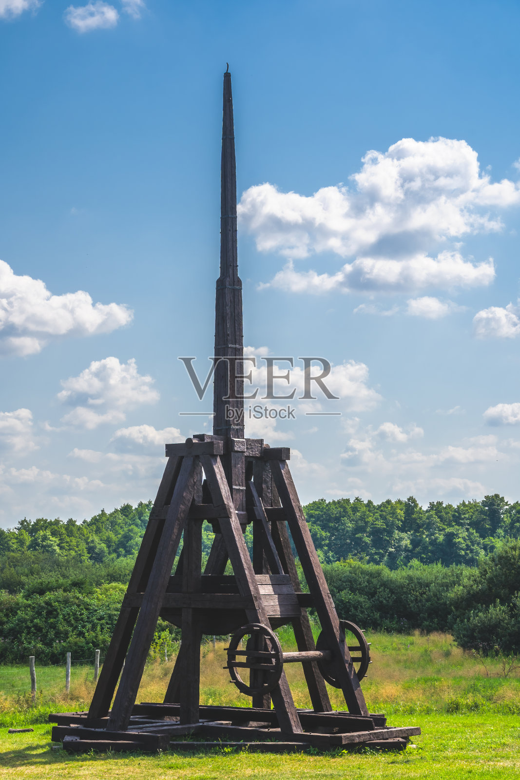 垂直拍摄的中世纪木质弹射武器在一个公园照片摄影图片