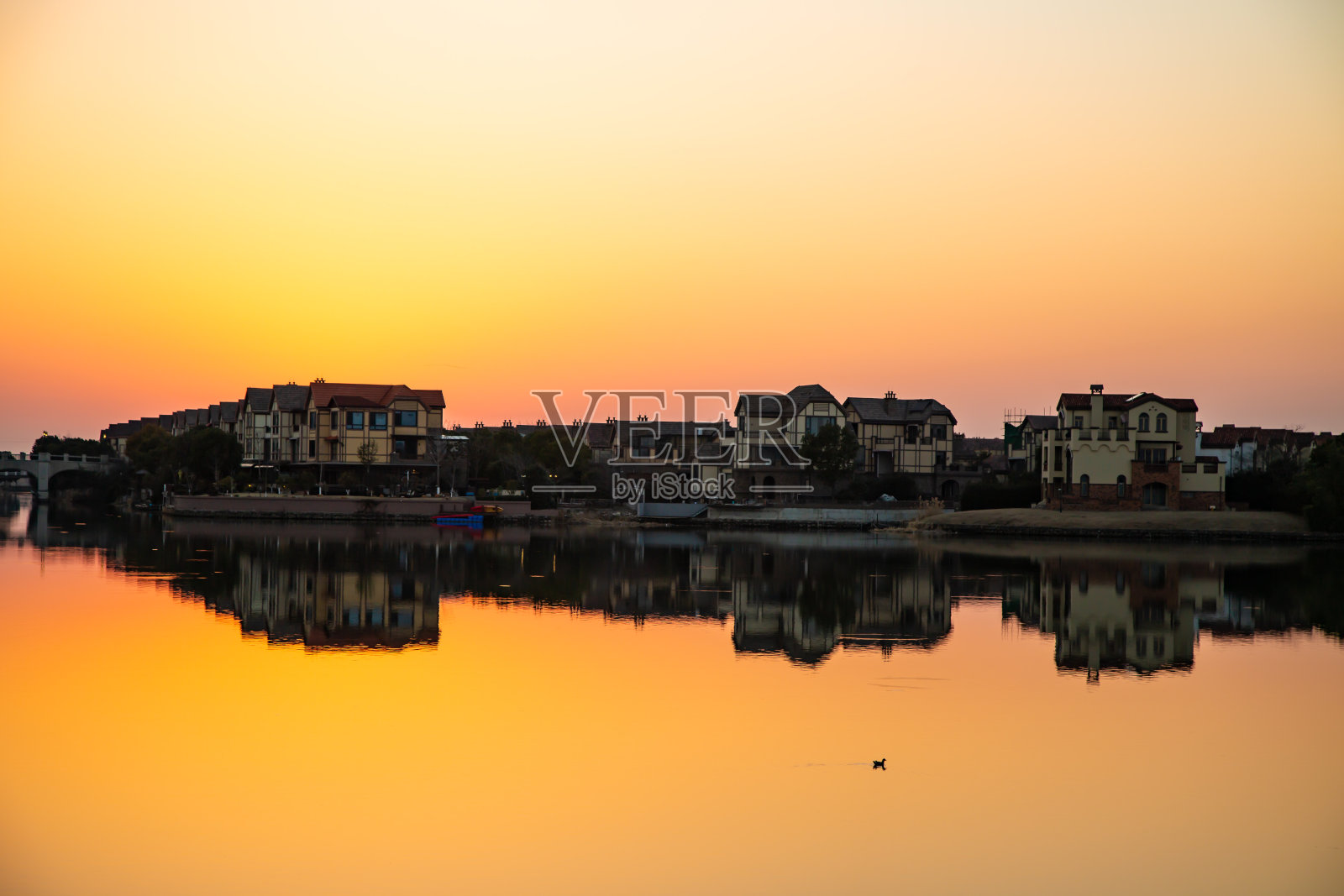 湖边小屋的日落照片摄影图片